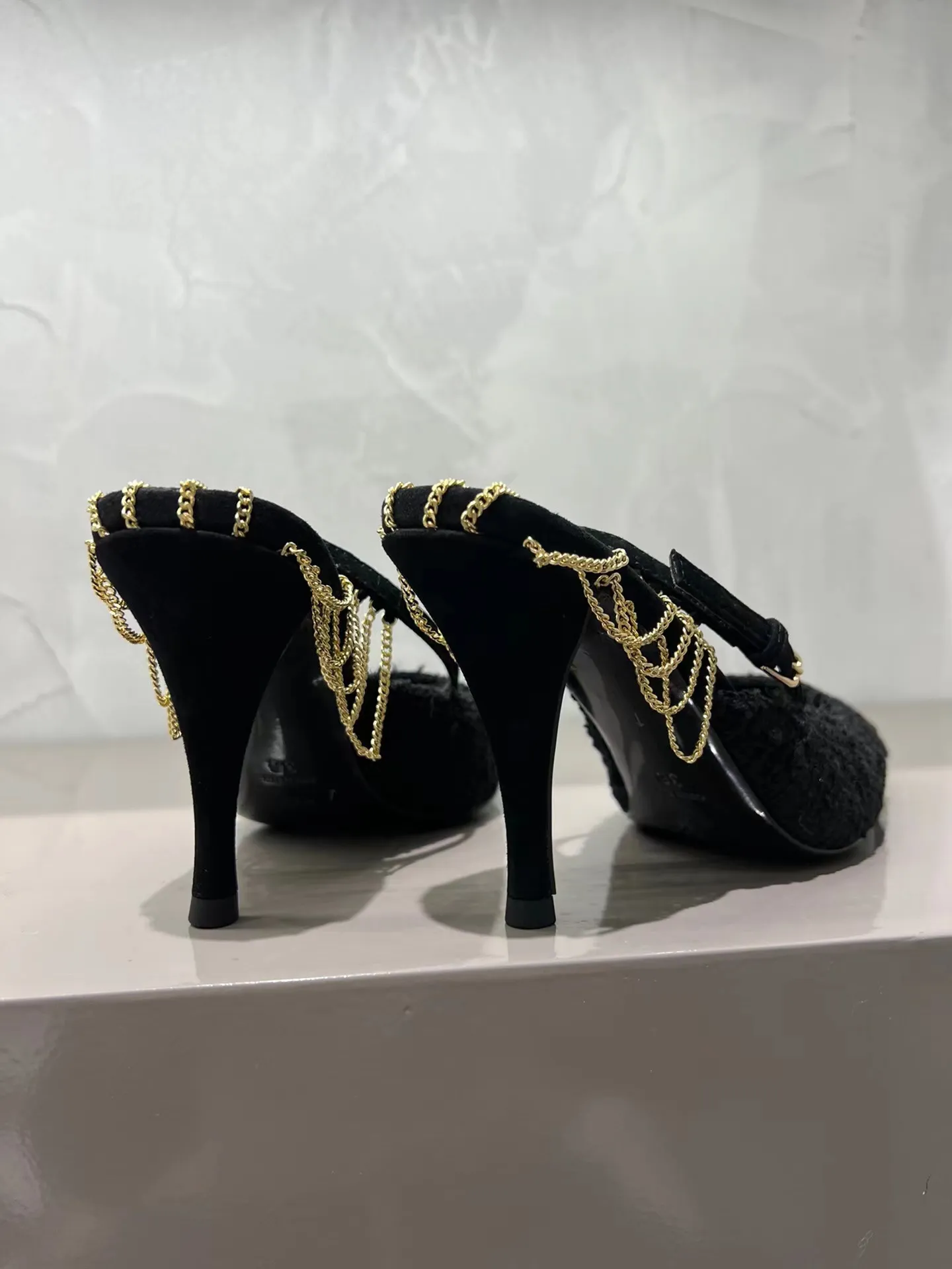 👟👟Ex-factory price 480👟👟 YSL Saint Laurent's new beautiful chain metal pointed-toe high heels. Original purchase. Really a stunner for women. Material: Customized woolen/imported Yangjing upper, original hardware molding, foot pad sheepskin, Italian genuine leather outsole. Heel height: 9cm. Available in two colors: silver chain and gold chain. Sizes: 35–39 (40 is custom-made and non-refundable)